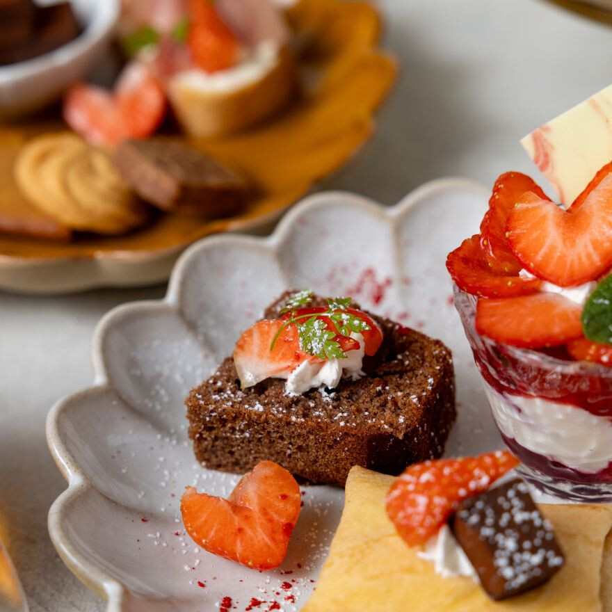 チョコと苺のアフタヌーンティーが登場！