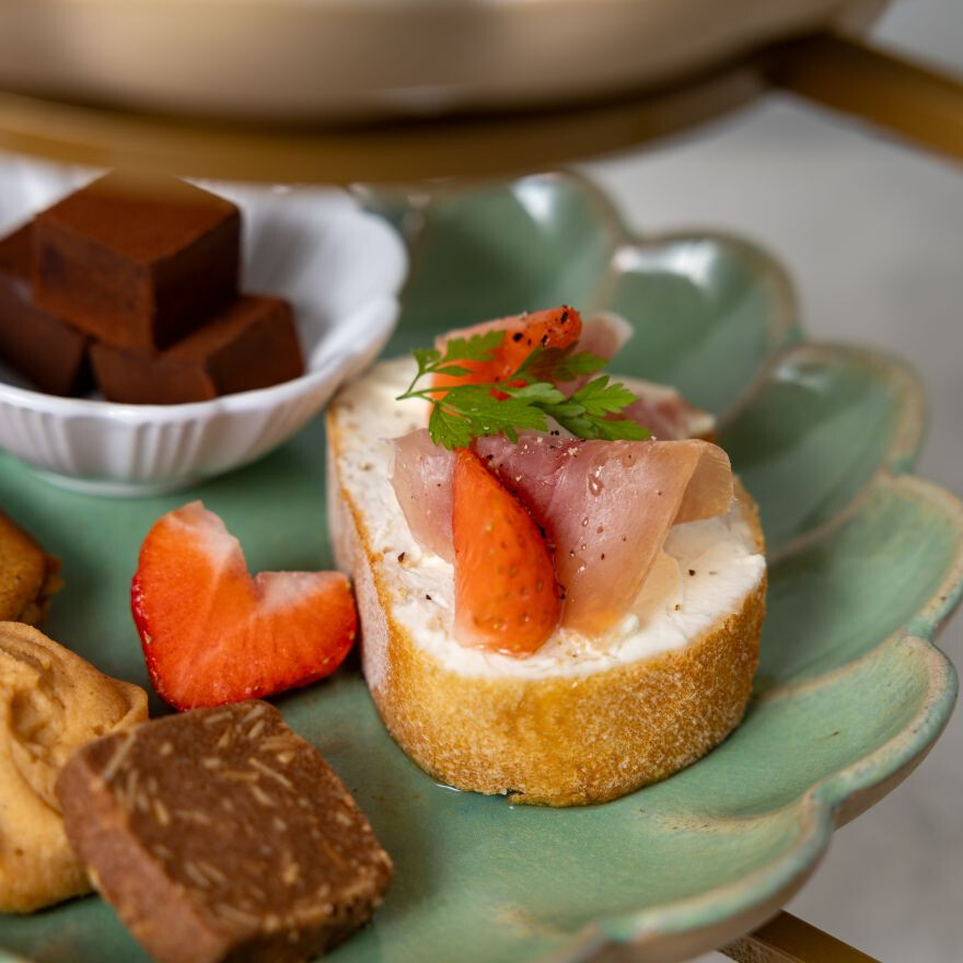 チョコと苺のアフタヌーンティーが登場！