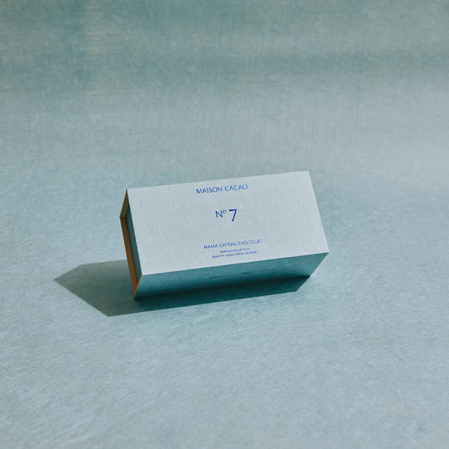 【テロワール】を楽しむ月替りの「生ガトーショコラ」。No.7は涼やかな青の和紙に包まれて。