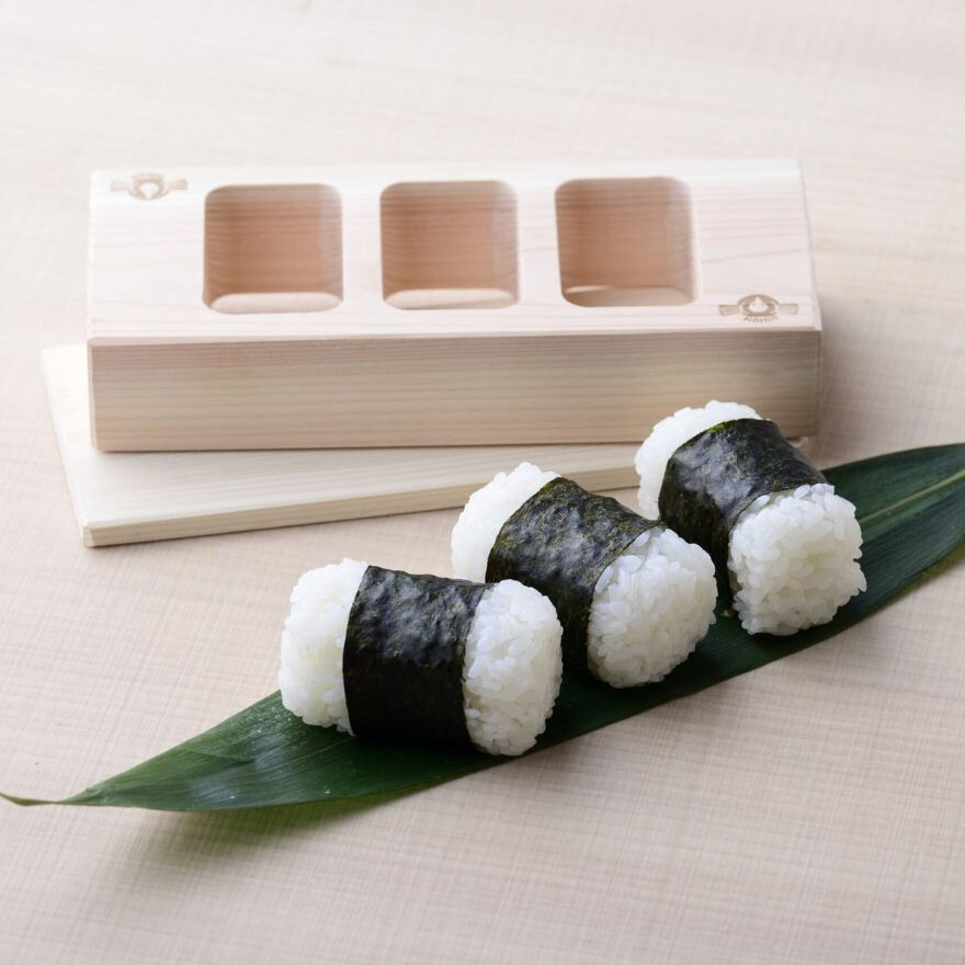 彩るおにぎり。米・具・道具が勢揃い！